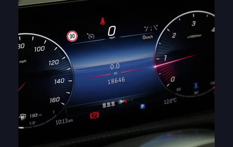 Begagnad Mercedes A200 Executive 147 HK (108 kW) 2024 Svart Halvkombi