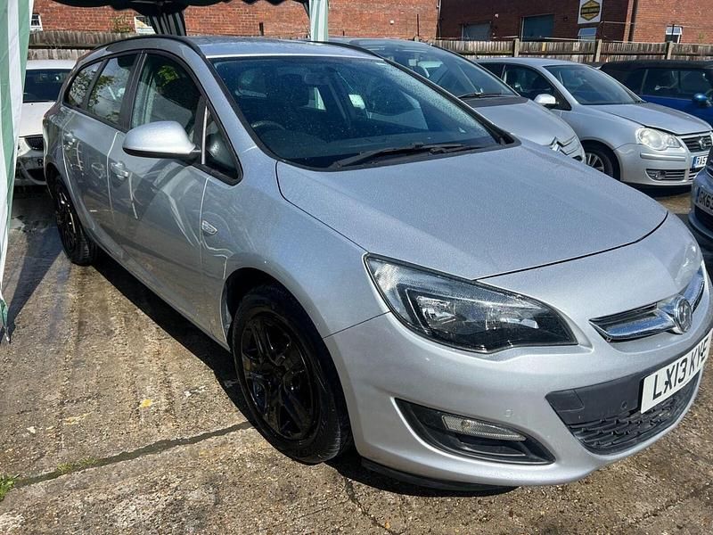 Silver Used 2013 Vauxhall Astra Estate | £3,895 (Fair price) - Image 1/4