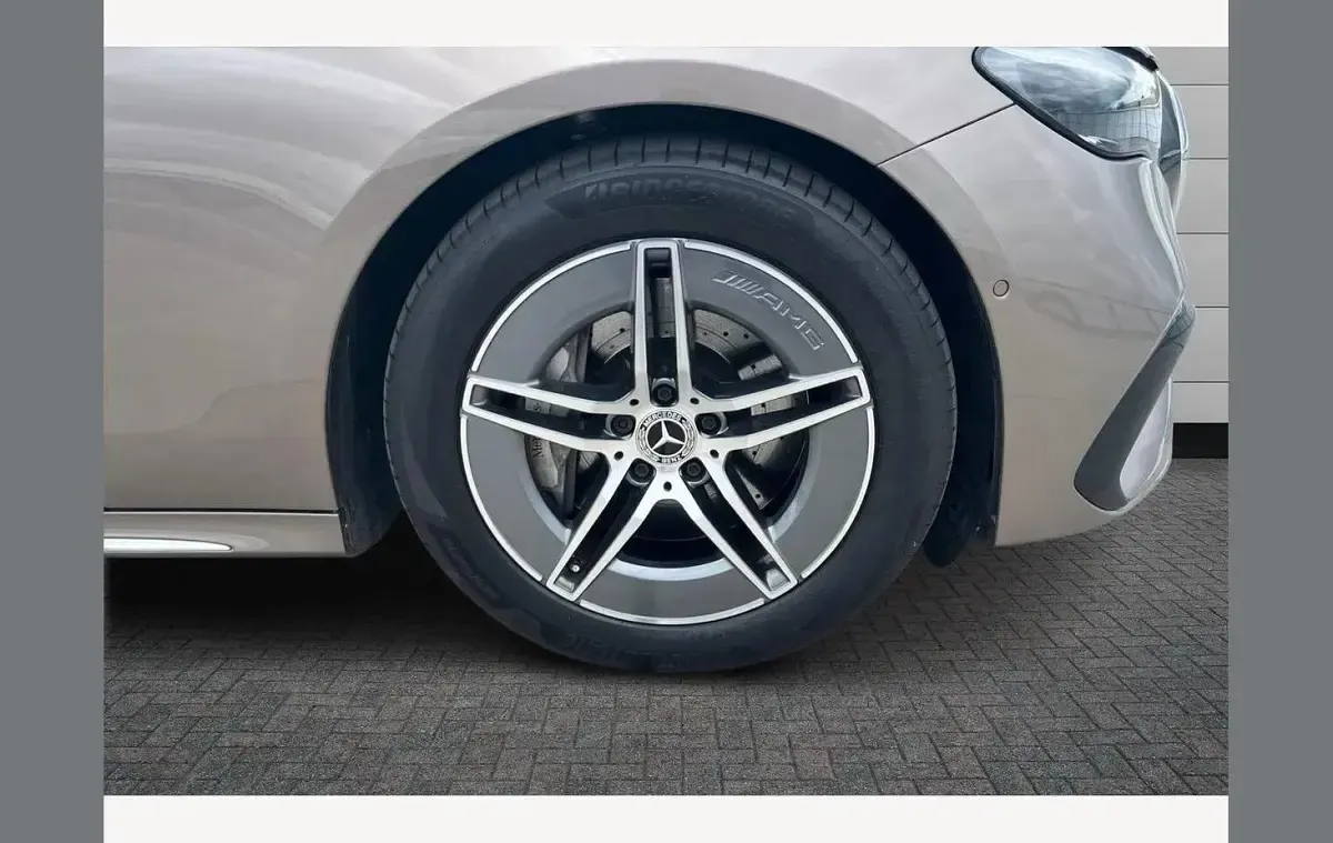 Usado Mercedes E200 AMG line 200 HP (147 kW) 2024 Castanho Carrinha