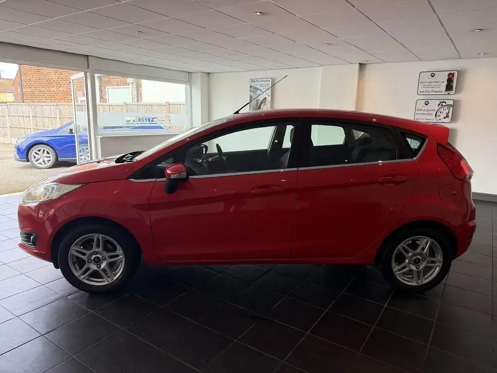 Used Ford Fiesta Zetec 82 HP (60 kW) 2013 Red Hatchback