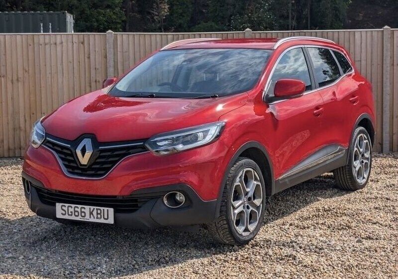 Red Used 2016 Renault Kadjar Dynamique SUV | £7,300 (Fair price) - Image 1/4
