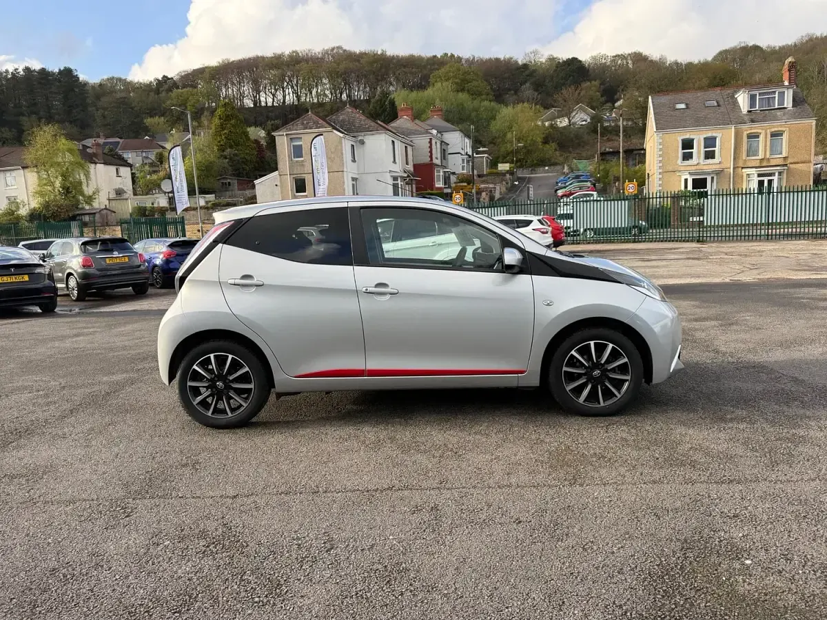 Used Toyota Aygo x-press 2018 Silver Hatchback
