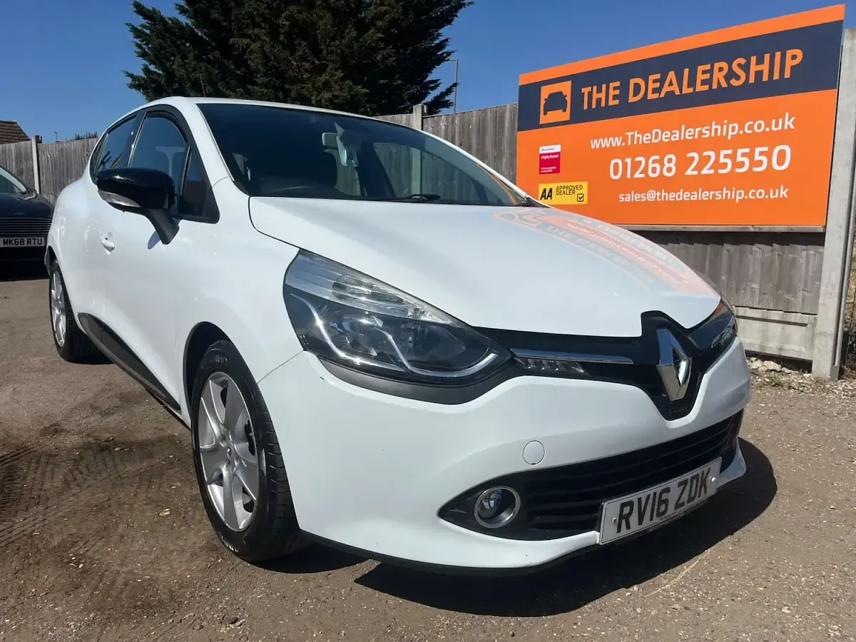 Used Renault Clio Dynamique 75 HP (55 kW) 2016 White Hatchback