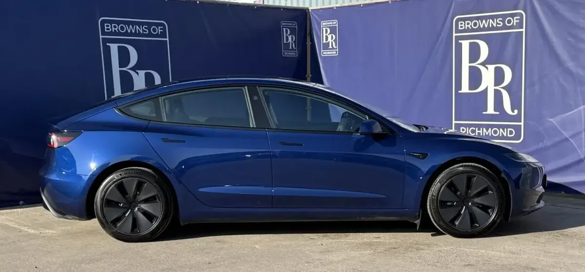 Używany Tesla Model 3 RWD 152 kW (208 KM) 2025 Niebieski Sedan/Limuzyna
