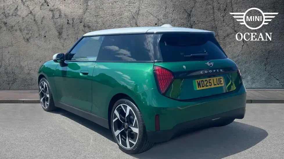 Usado Mini Cooper Hatch 133 kW (181 CV) 2025 Verde Utilitario