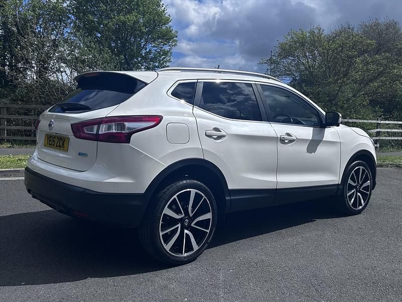 Used Nissan Qashqai Tekna 110 HP (80 kW) 2015 White SUV