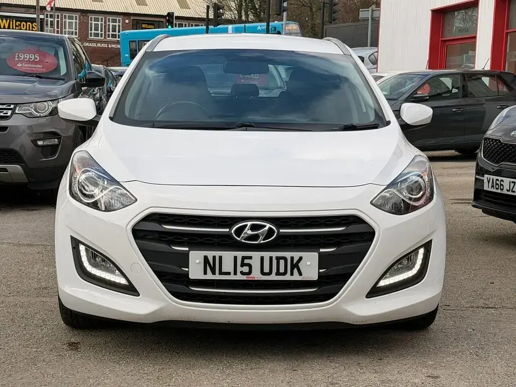 Used Hyundai i30 SE 110 HP (80 kW) 2015 White Estate