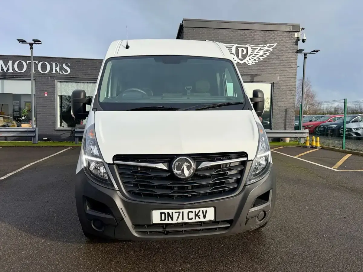 Second-hand Vauxhall Movano 2021 Alb