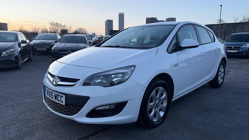 Used Vauxhall Astra Design Edition 2015 White Hatchback
