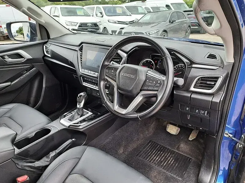 Used Isuzu D-Max 164 HP (120 kW) 2024 Blue Pickup