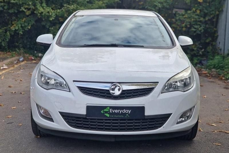 White Used 2011 Vauxhall Astra Excite Hatchback | £599 (Super price) - Image 1/1