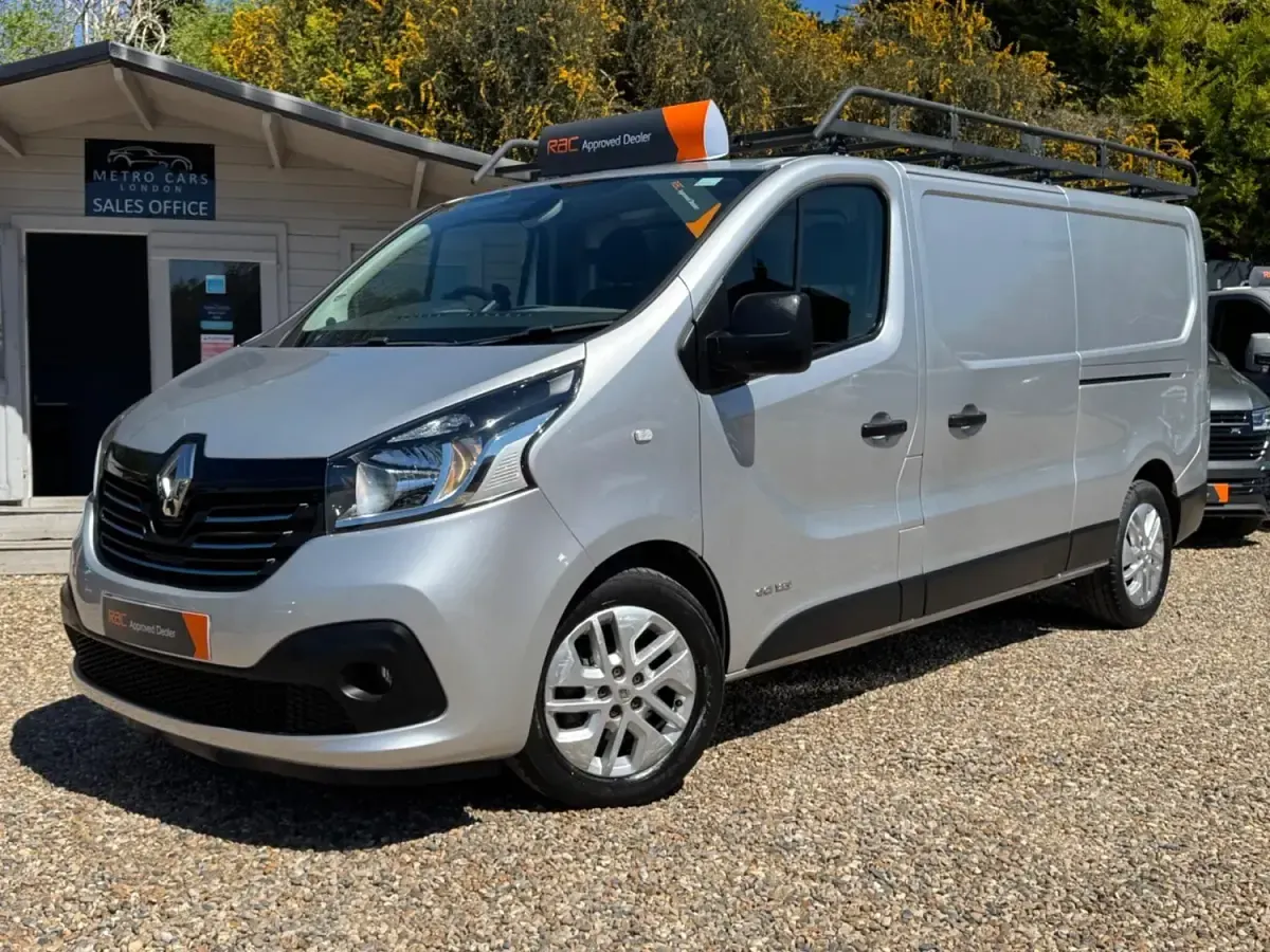 Używany Renault Trafic 2016 Srebrny Minivan
