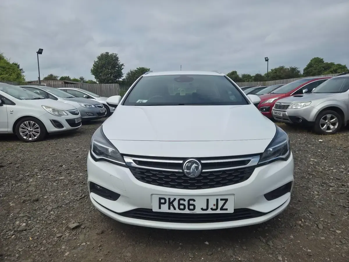 Used Vauxhall Astra SRi 150 HP (110 kW) 2016 White Estate