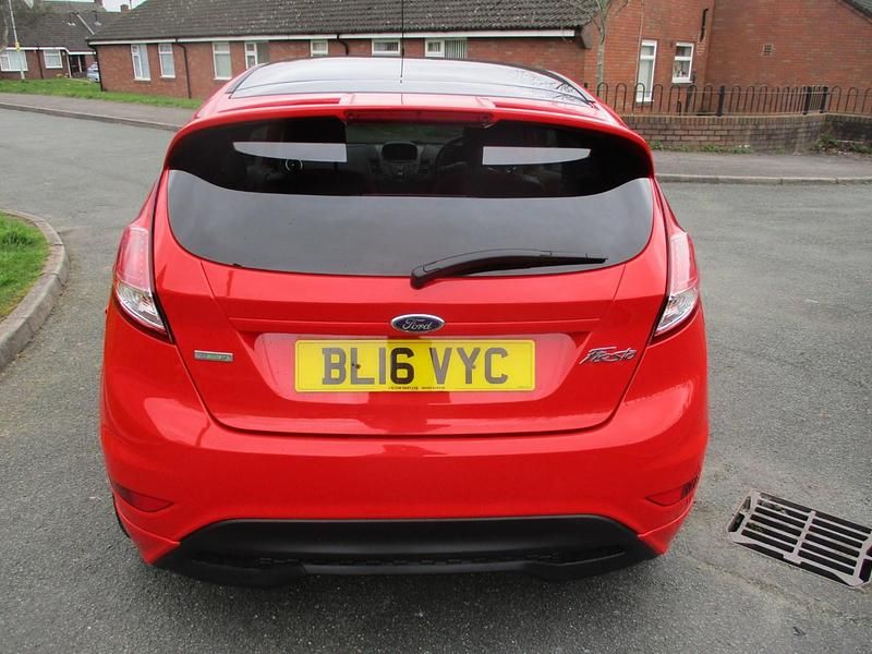 Used Ford Fiesta Zetec 140 HP (102 kW) 2016 Red Hatchback