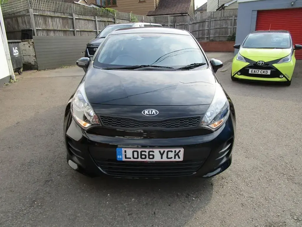 Usado Kia Rio Air 84 CV (61 kW) 2017 Negro Utilitario