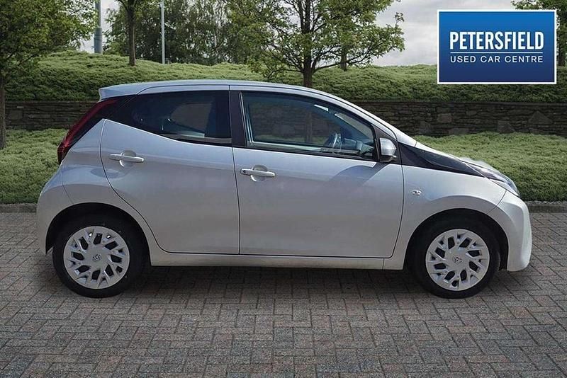 Used Toyota Aygo X-play 72 HP (52 kW) 2021 Silver Hatchback