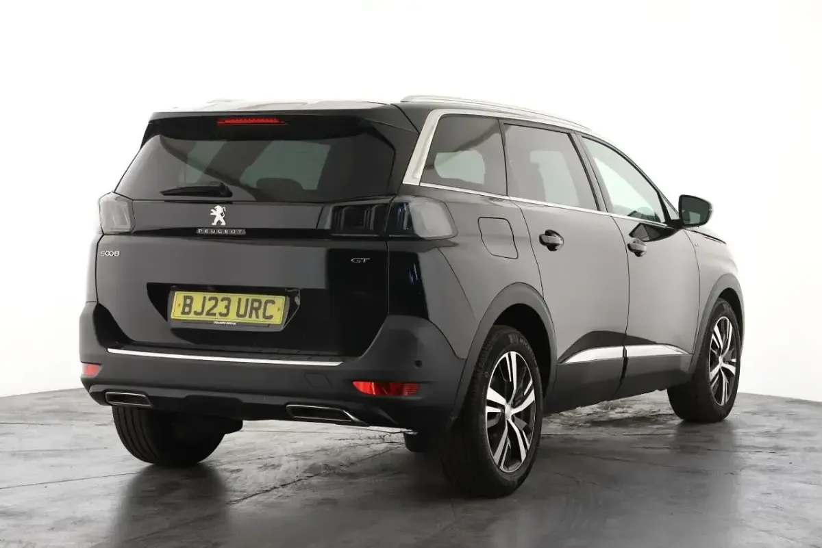 Usado Peugeot 5008 GT 129 HP (94 kW) 2023 Preto SUV