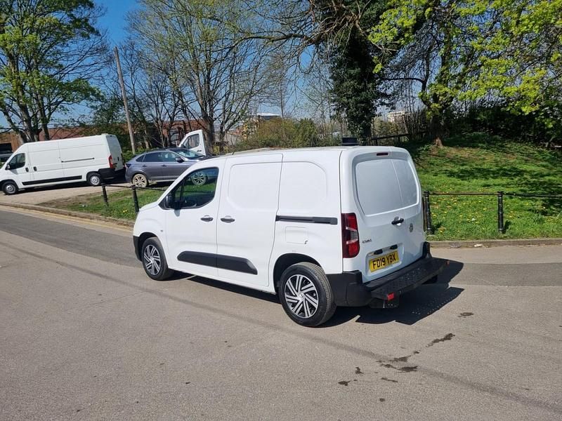 Used Vauxhall Combo Edition 100 HP (73 kW) 2019 White MPV
