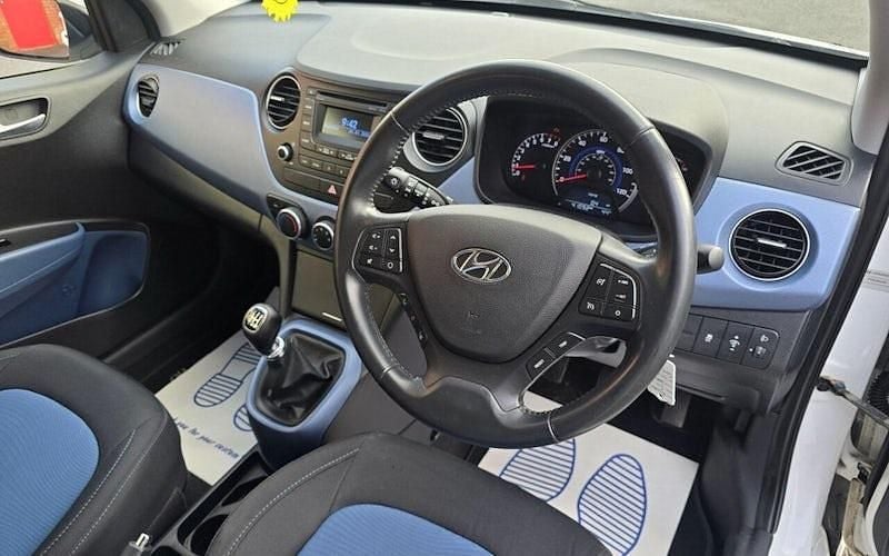 Used Hyundai i10 Premium 87 HP (63 kW) 2015 White Hatchback