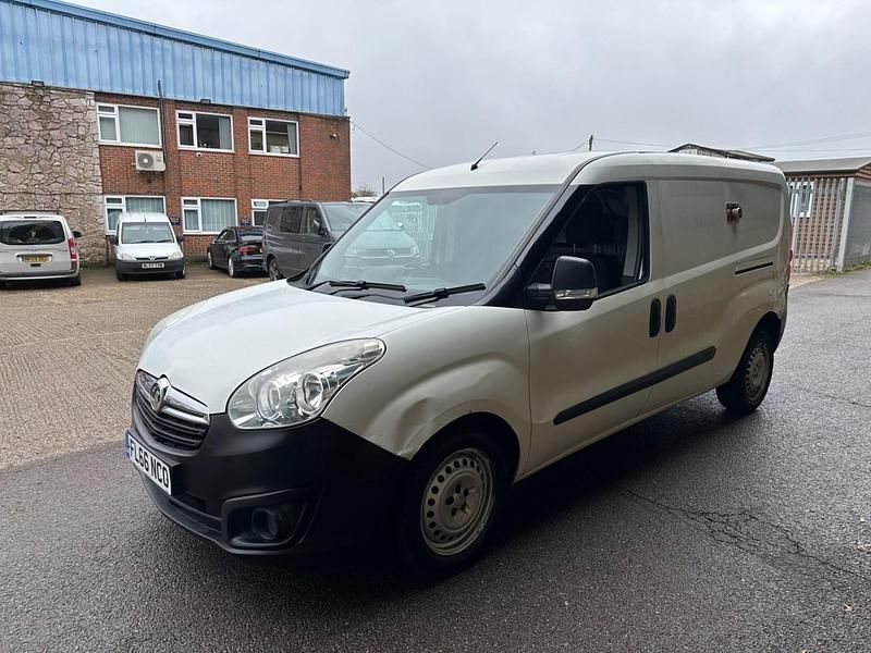 Used Vauxhall Combo 105 HP (77 kW) 2016 White Van