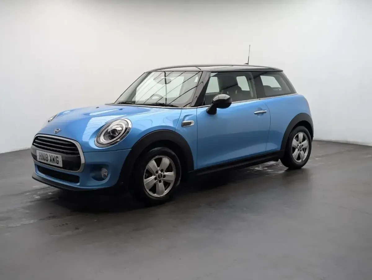 Begagnad Mini Cooper Hatch 136 HK (100 kW) 2018 Blå Halvkombi