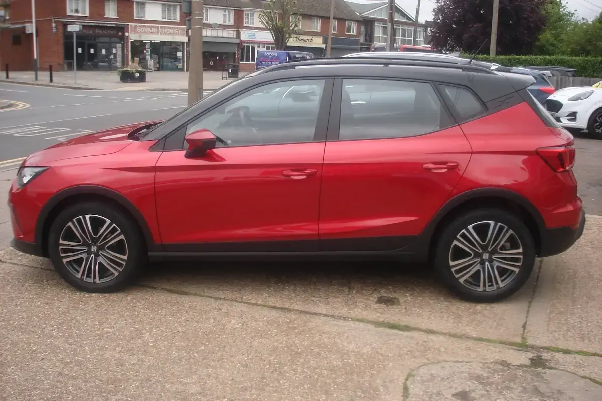 Used Seat Arona SE Technology 2023 Desire red metallic SUV