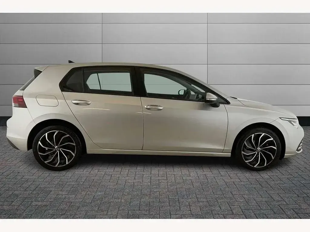 Używany VW Golf VIII Life 150 KM (110 kW) 2023 Srebrny Hatchback