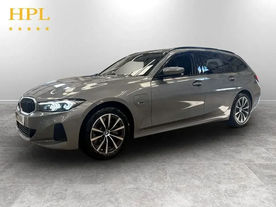 Begagnad BMW 330e Sport Line 292 HK (214 kW) 2023 Grå Kombi