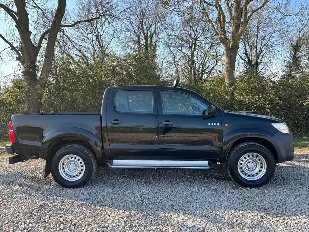 Używany Toyota HiLux Active 144 KM (105 kW) 2016 Czarny Pickup