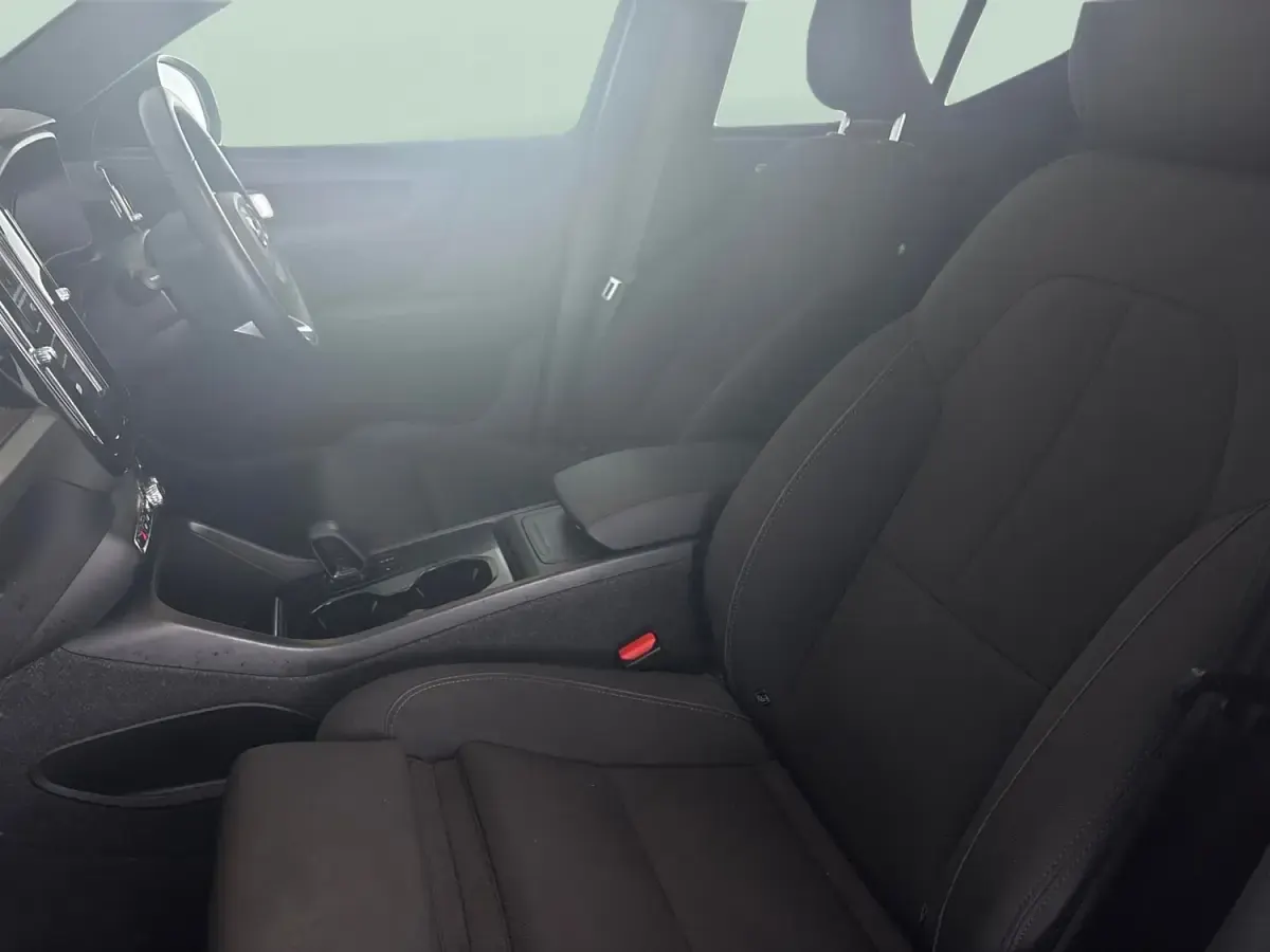 Usado Volvo XC40 Core 169 kW (231 HP) 2023 Cinzento SUV