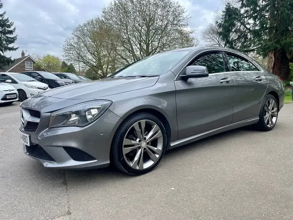 Usado Mercedes CLA180 122 HP (89 kW) 2014 Cinzento Sedan