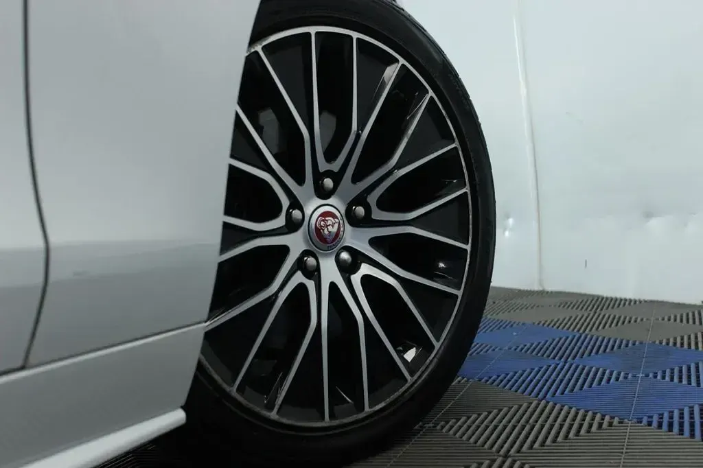 Used Jaguar XE R-Dynamic 300 HP (220 kW) 2019 White Sedan