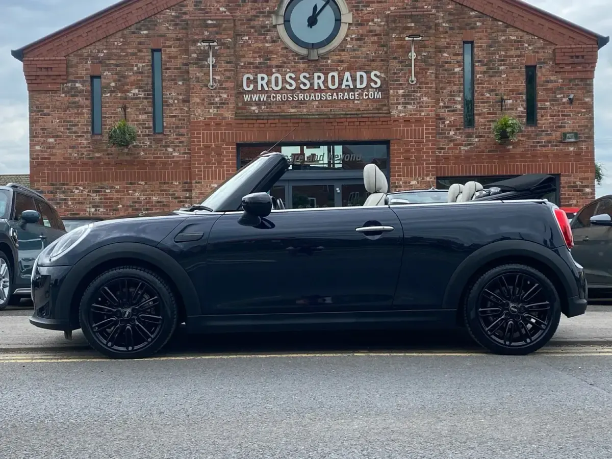 Begagnad Mini Cooper Cabriolet Exclusive 2023 Svart Cab