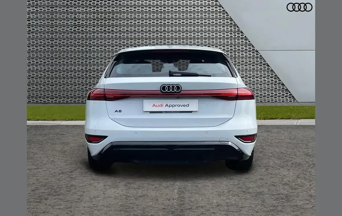 Nouă Audi e-tron Sport 269 kW (367 CP) 2025 Alb SUV