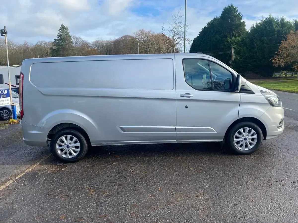 Usado Ford Transit Custom Limited 130 HP (95 kW) 2021 Prateado Van