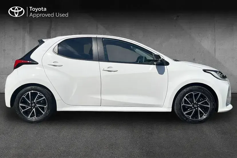 Used Toyota Yaris Design 114 HP (83 kW) 2022 Pure white Hatchback
