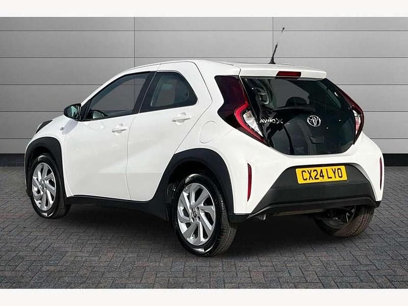 Used Toyota Aygo X PURE 72 HP (52 kW) 2024 White SUV