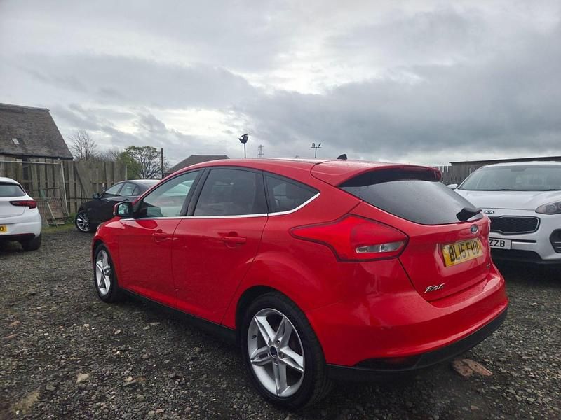 Usado Ford Focus Zetec 125 HP (91 kW) 2015 Vermelho Citadino