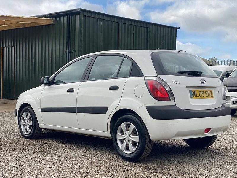 Used Kia Rio 95 HP (69 kW) 2009 White Hatchback