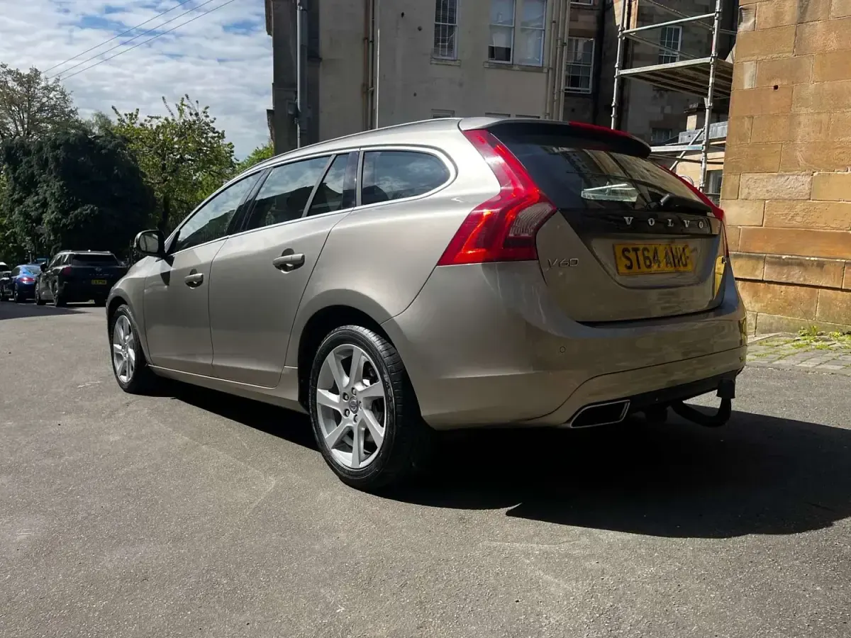 Usado Volvo V60 SE 181 CV (133 kW) 2014 Dorado Familiar