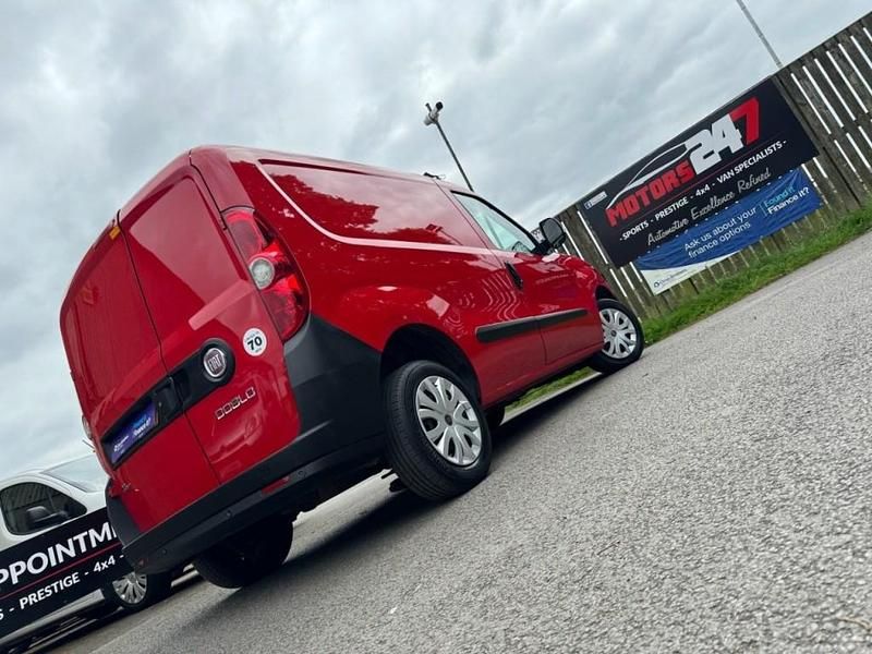 Used Fiat Doblò 90 HP (66 kW) 2013 Red MPV