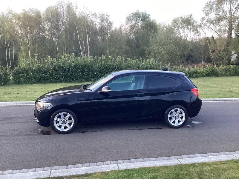 Begagnad BMW 114 2014 Svart Halvkombi