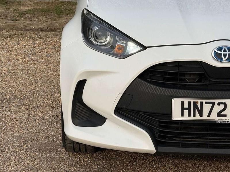 Used Toyota Yaris Hybrid 113 HP (83 kW) 2022 White Hatchback