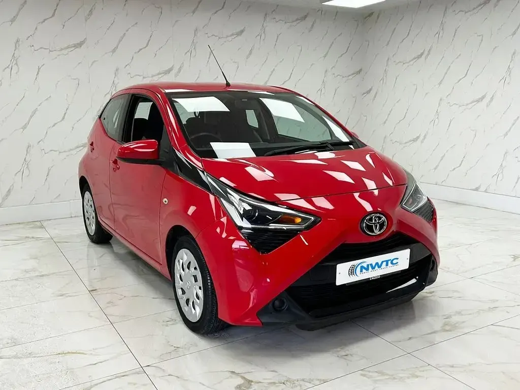 Used Toyota Aygo X-play 71 HP (52 kW) 2019 Red Hatchback