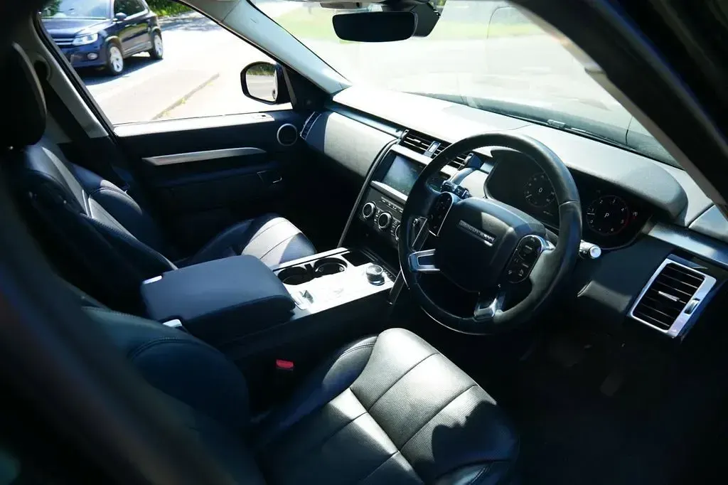 Used Land Rover Discovery Landmark 306 HP (225 kW) 2019 Black SUV