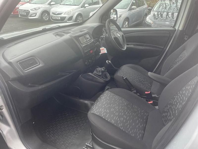 Używany Vauxhall Combo 2013 Srebrny Minivan