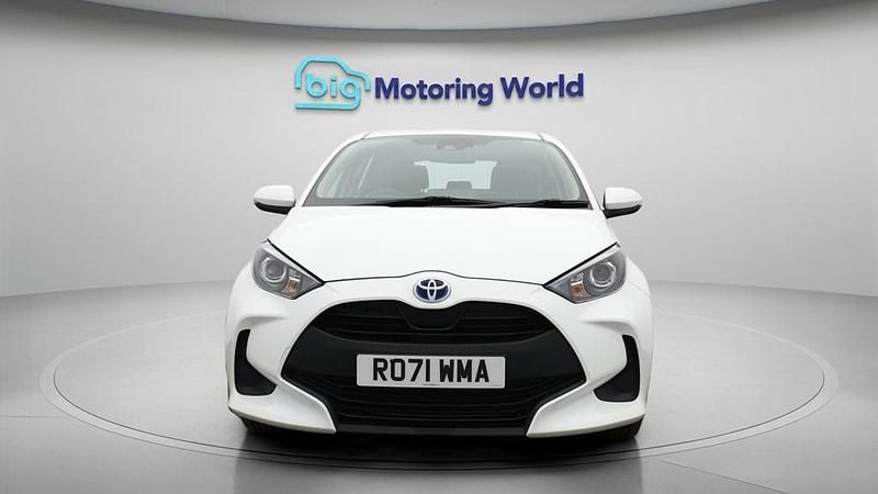 Used Toyota Yaris Hybrid 116 HP (85 kW) 2022 White Hatchback