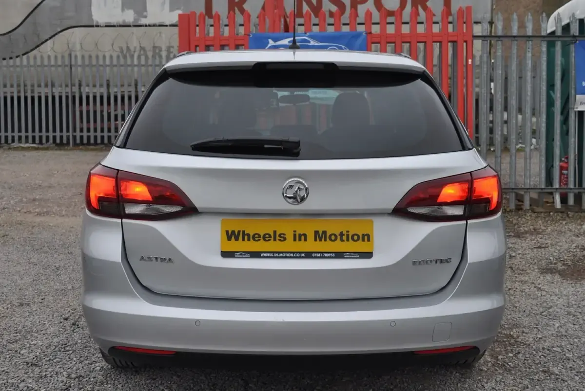 Used Vauxhall Astra Design Edition 105 HP (77 kW) 2018 Silver Estate