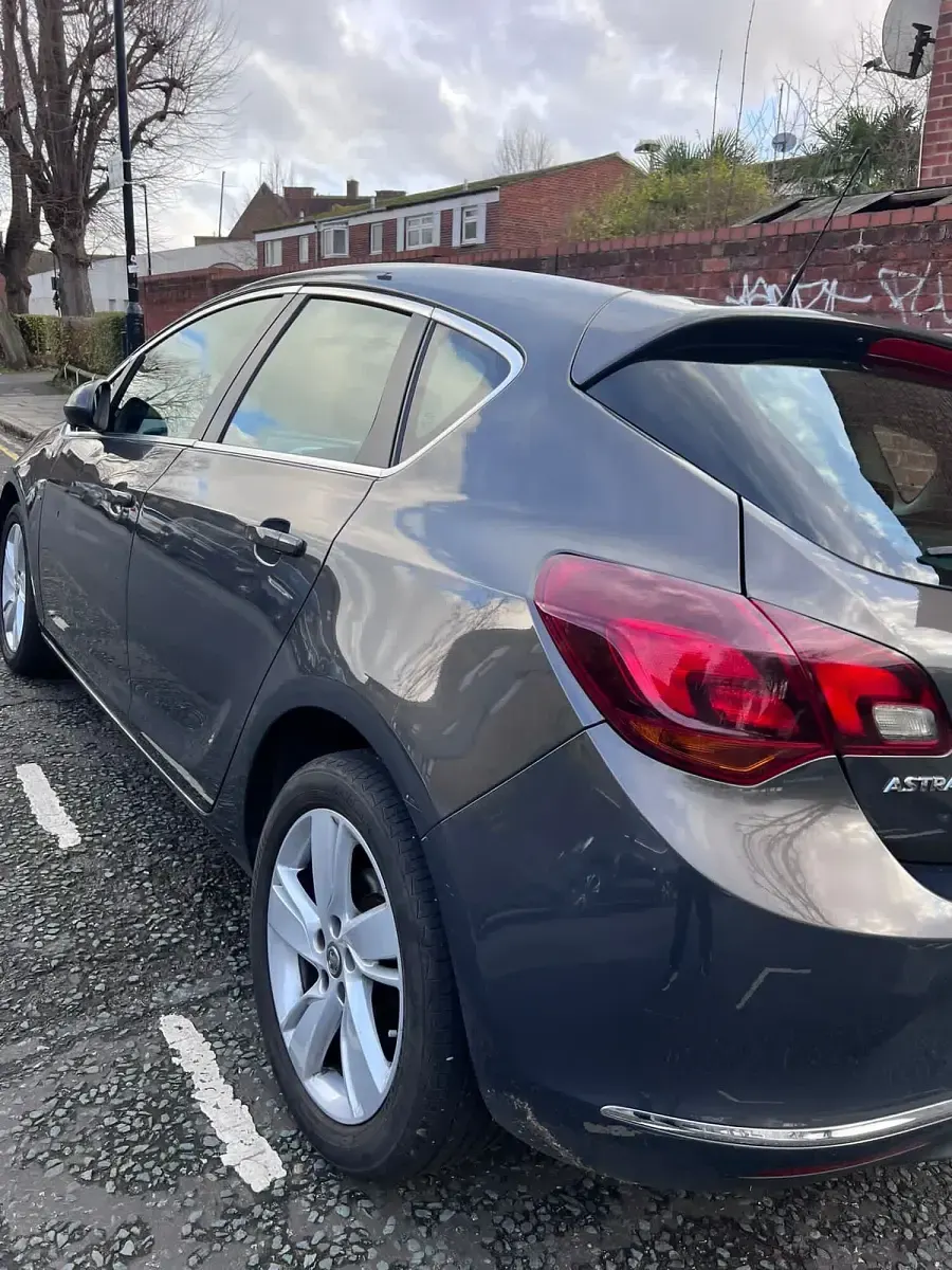 Käytetty Vauxhall Astra SRi 115 HP (84 kW) 2015 Harmaa Viistoperä