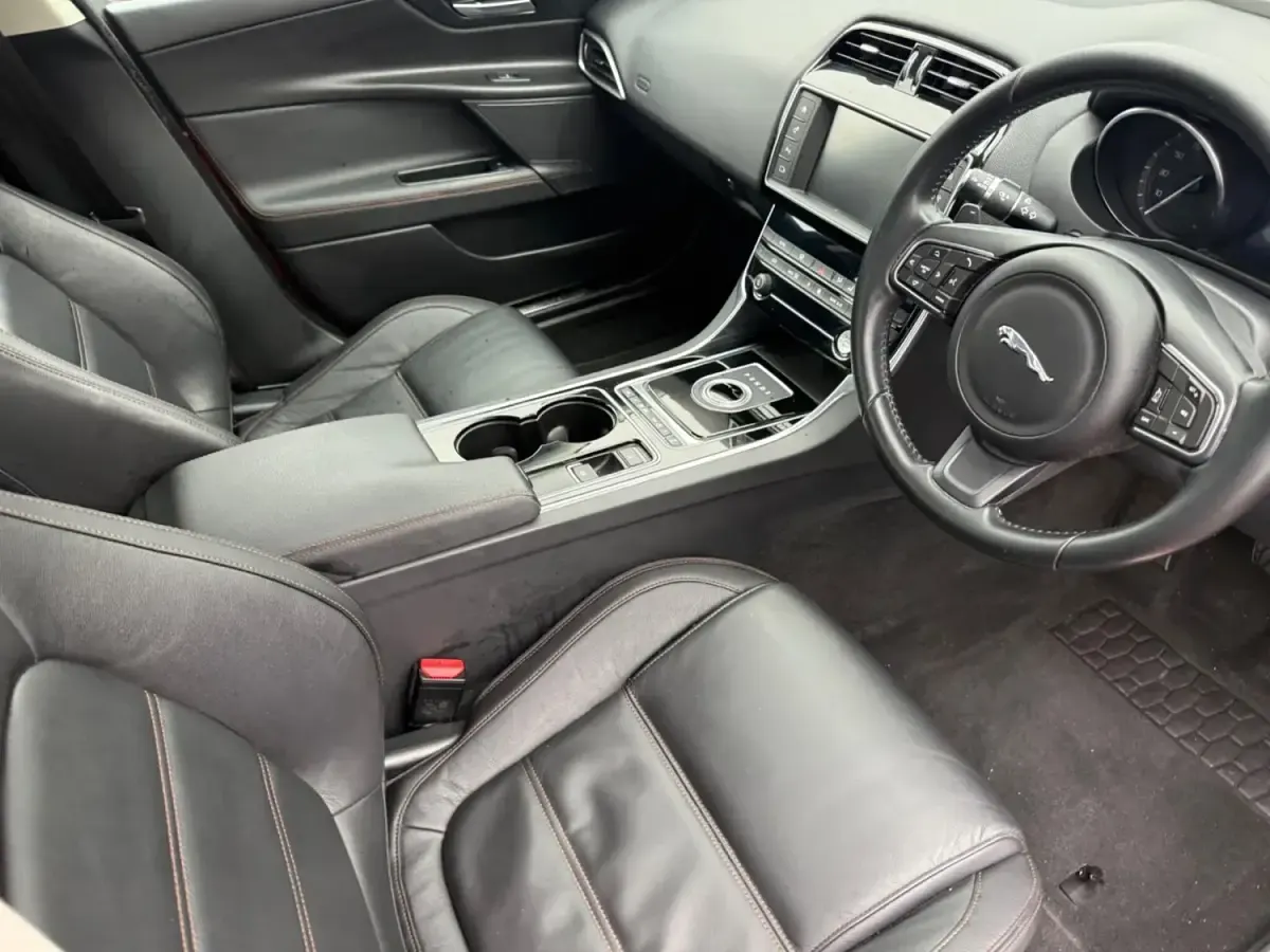 Usado Jaguar XE Prestige 2015 Vermelho Sedan